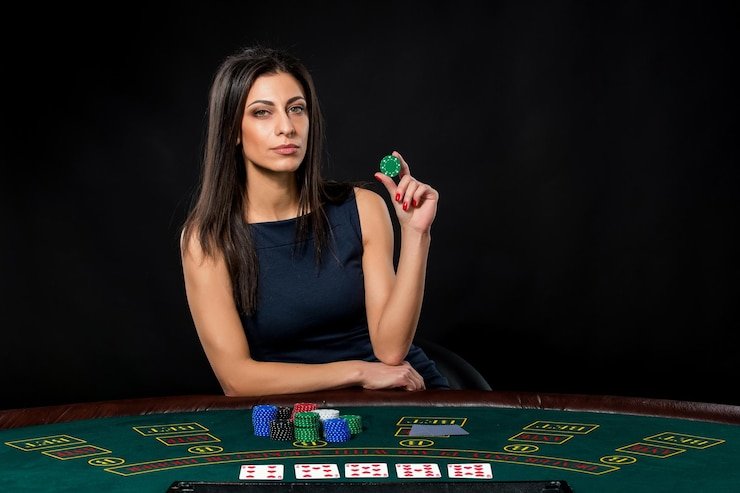 Papan permainan Domino QQ dengan kartu dominasi dan chip permainan bersusun di meja